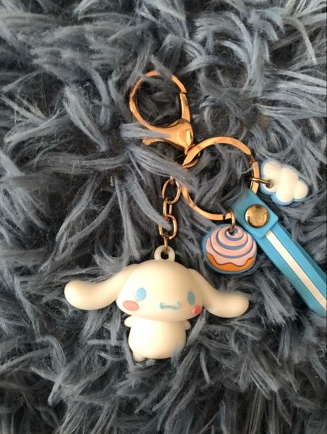 Cinnamon Roll Keychain, Cinnamoroll Stuff, Emo Accessories, Cute Emo, Pretty Stuff, Molding Clay, Cinnamon Roll, Christmas Wishlist, Cinnamon Rolls