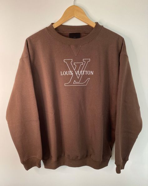 Louis Vuitton Jumper, Louis Vuitton Outfit Aesthetic, Louis Vuitton Shirt Women, Louis Vuitton Aesthetic Outfit, Vintage Crewneck Aesthetic, Emb Technique, Louis Vuitton Clothes Women, Lv Sweatshirt, Designer Crewneck