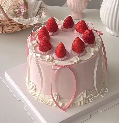 17 Birthday Cake, Vintage Birthday Cakes, Girly Cakes, Funny Birthday Cakes, Mini Cakes Birthday, Cute Snacks, Pretty Drinks, Strawberry Cakes, Pretty Birthday Cakes