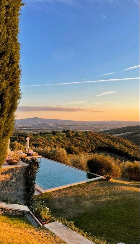 Hillside Pool, Toscana Italia, Piscina Natural, Italy Aesthetic, Super Rich, Italy Photo, Rich Kids, Outdoor Swimming, Tuscany Italy