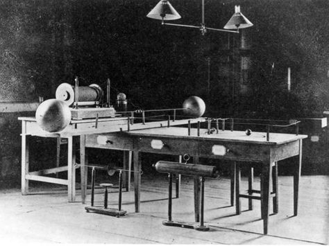 experimental apparatus used by heinrich hertz to detect radio waves, 1880s James Clerk Maxwell, Heinrich Hertz, Eureka Moment, Radio Waves, New Scientist, Electromagnetic Radiation, Radio Wave, Lost, In This Moment