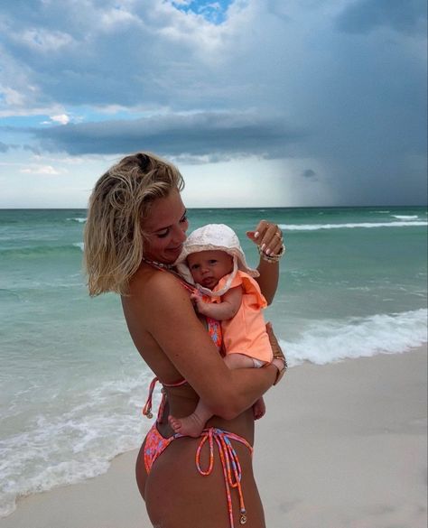 #aesthetic #vogue #cute #family #motherhood #parenthood #summer Pregnant Woman With Husband, Parenthood Aesthetic, Blonde Pregnant Woman, Aesthetic Vogue, Baby Live, Future Mommy, Moms Goals, Mommy Goals, Kool Kids