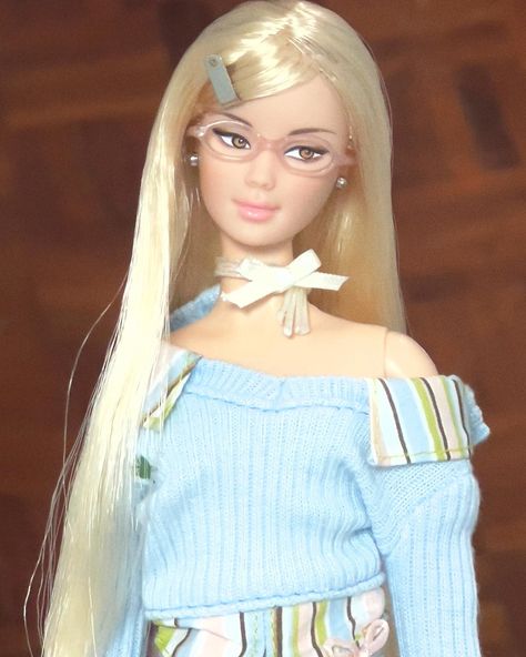 胡 传兴 | Meet in library Model:Guo Pei Barbie (reroot by @pooh_ooak ) #barbie #barbiedoll #ootd #2000sfashion | Instagram Barbie Reroot, Guo Pei, Ooak Barbie, Barbie Core, Pretty Dolls, Barbie Dolls, Sims 4, Ootd, Dolls