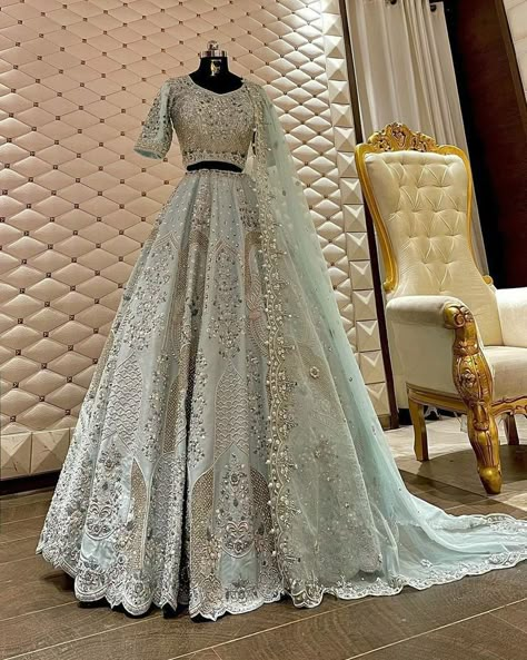 Indian Wedding Outfits Lehenga, Bridle Lehnga Indian Weddings, Lehenga Modest, Lenga Design Indian Weddings, Simple Lengha Design, Modest Lehenga, Indian Lehenga Designs, Lenga Design, Prom Lehenga