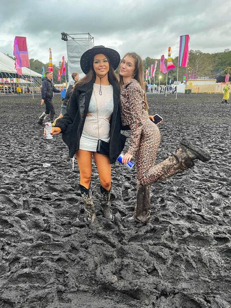 James Weir recaps Splendour In The Grass 2022’s fashion in the mud | news.com.au — Australia’s leading news site Splendour In The Grass Fashion, Gum Boot, Mud Boots, Splendour In The Grass, Cream Jacket, Music Fest, Heron Preston, Gwyneth Paltrow, The Grass