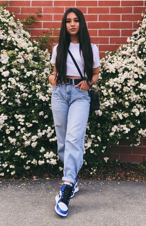 Jordan Outfits Womens, Outfits With Jordan 1s Fashion Styles, Comfy Jeans Outfit, Jordan 1 Outfit, Mom Jeans Outfit, Streetwear Mode, Jordan Outfits, Outfit Jeans, Foto Poses