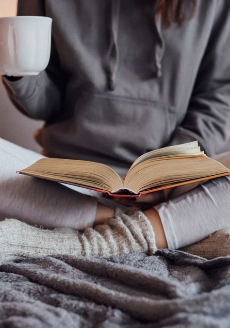 El placer de un buen libro An Open Book, Bookstagram Inspiration, Reading A Book, Coffee And Books, A Cup Of Coffee, Open Book, Reading Books, Foto Pose, Foto Inspiration