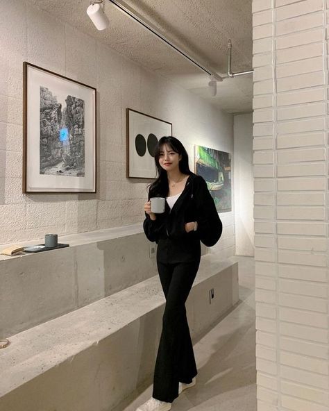 Outfit Hitam, Elegant Outfit Classy, Korean Casual Outfits, Casual Day Outfits, Korean Girl Fashion, Causual Outfits, Indian Designer Outfits, Casual Chic Outfit, Airport Outfit