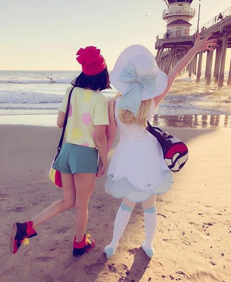 Moon & Lillie cosplay Pokemon Akari, Pokemon Lillie, Pokémon Adventures, Power Rangers Cosplay, Pokemon Costumes, Trainers Girls, Moon Cosplay, Pokemon Moon, Pokemon Alola