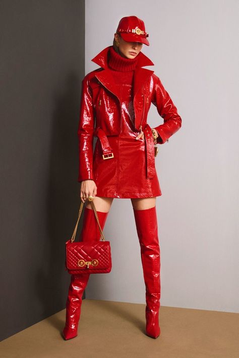 Versace Pre-Fall 2018 collection, runway looks, beauty, models, and reviews. Donatella Versace, Jackets Men Fashion, Red Boots, Fall Fashion Trends, Wearing Red, Pre Fall, Red Fashion, Hat Fashion, Leather Fashion