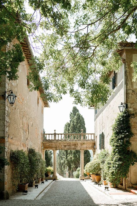 Villa Colombaio | Siena area | Italyweddings Italian Villa Landscape, Italian Porch, Italian Villa Exterior, Italian Chateau, Italian Patio, Theme Cafe, Italy Villa, Tuscany Villa, Villas In Italy