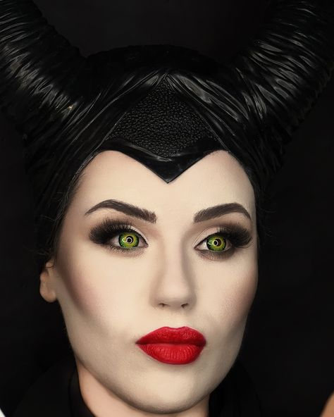 MALEFICENT 🖤 @mudstudioitalia @angelica.concordia.mua @angel.ique485 @serena__colordesigner Malificiant Make Up, Maleficient Makeup, Maleficent Makeup, Maleficent Halloween, Fun Makeup, Gothic Makeup, Family Halloween Costumes, Family Halloween, Maleficent