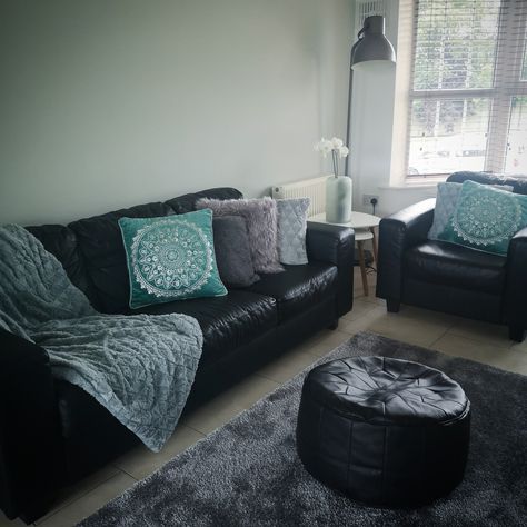 Teal Living Room, Black Sofa Living Room, Florida Living Room, Black Couch, Living Room Turquoise, Black Couches, Teal Living Rooms, Cozy Rooms, Teal Pillows