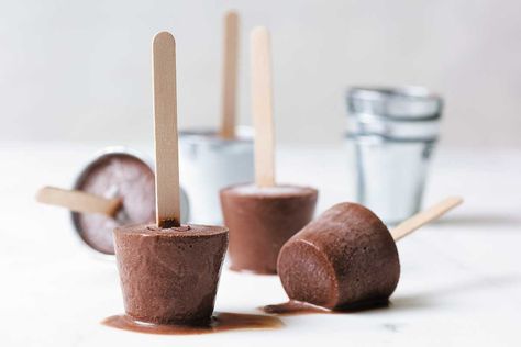 Chocolate Fudge Pops Recipe | Leite's Culinaria Chocolate Pudding Pops, Protein Popsicles, Ice Lolly Recipes, Pudding Pops, Ellie Krieger, Fudge Pops, Pudding Pop, Chocolate Pops, Ice Lolly