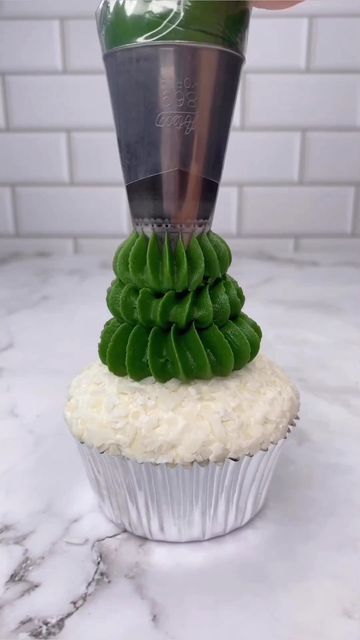 Buttercream Christmas Tree, Winter Cupcakes, Tree Cupcakes, Christmas Cupcakes Decoration, Christmas Tree Cupcakes, Frosted Christmas Tree, Buttercream Cupcakes, Chocolate Icing, Christmas Cupcakes