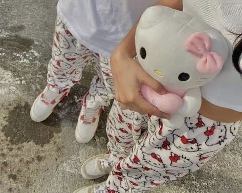 Matching Couples Pjs, Cartoon Pajama Pants, Hello Kitty Pjs, Hello Kitty Matching, Hello Kitty Pajamas, Kawaii Casual, Kitty Clothes, Hello Kitty Clothes, Couple Pajamas