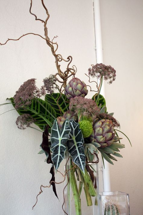 crosspollination Weird Flower Arrangements, Artichoke Flower, Foliage Arrangements, Corporate Flowers, Green Bouquet, Modern Flower Arrangements, Beautiful Flower Arrangements, Deco Floral, Dried Flower Arrangements