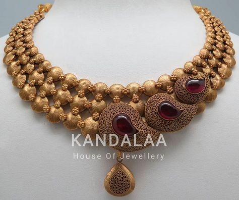 Kandalaa Jewellery, Jewellery Choker, Couple Comics, Gold Jewelry Prom, Handmade Gold Necklace, Jewelry Prom, Temple Jewelry Necklace, Indian Wedding Jewelry Sets, Antique Necklaces Design