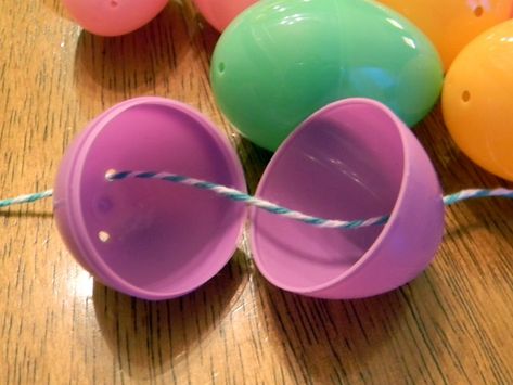 Easter Garland Diy, Easter Egg Wreath Diy, Egg Garland, Easter Egg Garland, Making Easter Eggs, Simple Projects, Easter Hunt, Easter Egg Wreath, Easter Craft Decorations