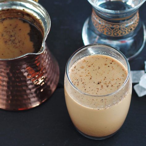 Coffee With Milk Recipe, Turkish Coffee Recipe, Turkey Coffee, Brunch Sides, Coffee With Milk, Tea Drink Recipes, Time For Coffee, Turkish Coffee Cups, Creamy Coffee