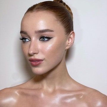 How To Use Makeup, Phoebe Dynevor, Charlotte Tilbury Makeup, Vogue Beauty, Deep Skin, Beauty Shoot, Glowy Skin, Glam Makeup, Charlotte Tilbury