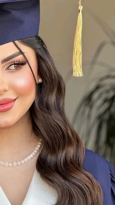 grad hairstyles with cap grad hairstyles graduation hair graduation hairstyles with cap Graduation Hairstyles Medium, Graduation Look Makeup, Hairstyles Graduation, Hair Graduation, Hairstyles Flower, Grad Hairstyles, Graduation Hairstyles With Cap, Graduation Hair, College Graduation Pictures Poses