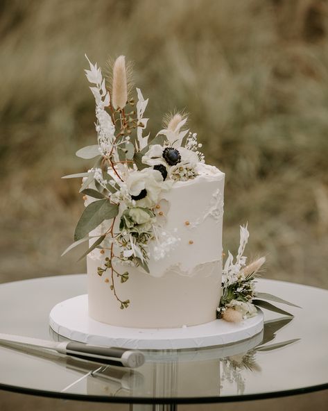 Vintage Car Elopement Wedding Cake | Catrina Scott Photography Elopement Cake Ideas, Elopement Wedding Cake, Elopement Cake, Vintage Car Wedding, Sunset City, Wedding 2025, California Elopement, Elopement Ideas, Crescent City