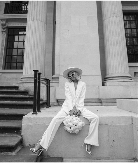 White Suit Bride, Wedding Sunnies, Bride White Suit, Wedding Suit Bride, Bride With Hat, City Hall Wedding Outfit, Winter Wedding Suit, Cool Bride Style, Bride Sunglasses