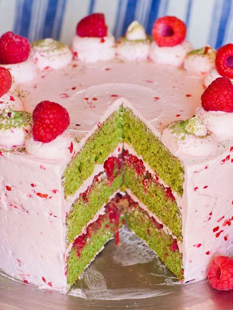 Raspberry Roulade, Matcha Roll Cake, Desserts Japonais, Raspberry Cake Recipes, Green Tea Cake, Matcha Dessert, Matcha Cake, Matcha Recipe, Berry Cake