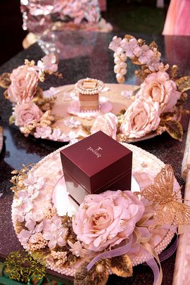 Delhi NCR weddings | Arushi & Dhruv wedding story | WedMeGood Engagement Ring Boxes, Engagement Ring Platter, Wedding Packing, Trousseau Packing, Wedding Gift Pack, Gift Tray, Creative Wedding Gifts, Bridal Gift Wrapping Ideas, Marriage Decoration