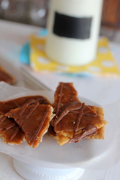 Chocolate Caramel Cracker Candy- Saltine crackers with caramel and chocolate for a sweet treat that's perfect for gifts and snack. #gift #snack #crackercandy #candy #caramel #chocolate Fluffy Frosting Recipes, Caramel Candies Recipe, Group Food, Cracker Candy, Mini Bites, Saltine Crackers, Caramel Candy, Homemade Caramel, Chocolate Chip Muffins