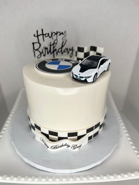 Bmw Birthday Cake, Bmw Torte, 21st Birthday Cake For Guys, Cake 21st Birthday, Birthday Cake For Boys, Car Cakes For Men, Car Cakes For Boys, Bmw Cake, Cars Cake Design