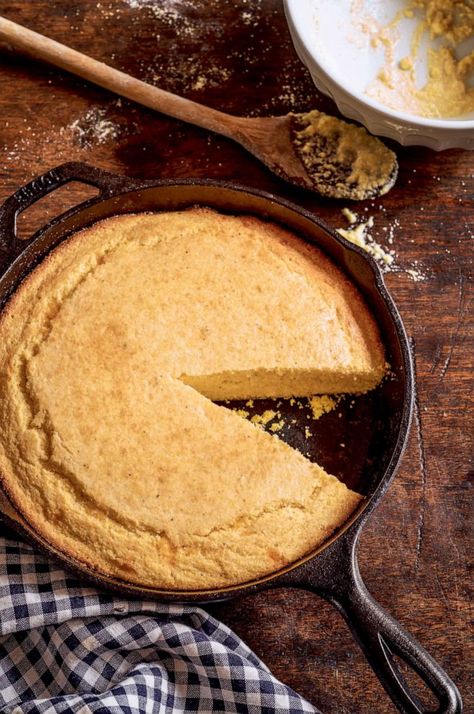 Pioneer Woman Cornbread, Cheddar Cornbread Recipe, Cornbread Dishes, Sour Cream Cornbread, Cornbread Biscuits, Cooking Soul Food, Cheesy Cornbread, Trisha Yearwood Recipes, Thanksgiving Spread