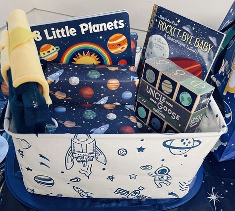 Space Basket 🌎🚀 Reading Night, Space Gift, Space Theme, Science Fair, Gift Basket, Gift Baskets, Science, Gift Ideas, Personalized Items