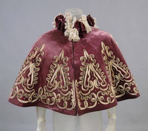 Woman's Capelet    Made in United States, North and Central America  1905 1890s Fashion, Velvet Cape, Fest Outfits, Victorian Clothing, Costume Collection, Historical Costume, Moda Vintage, Historical Dresses, Fantasy Clothing