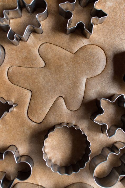 Gingerbread Ornaments Recipe, Diy Cinnamon Ornaments, Gingerbread Men Ornaments, Gingerbread Clay, Gingerbread Play Dough, Make Your Own Ornaments, Gingerbread Man Decorations, Diy Cinnamon, Easy Gingerbread