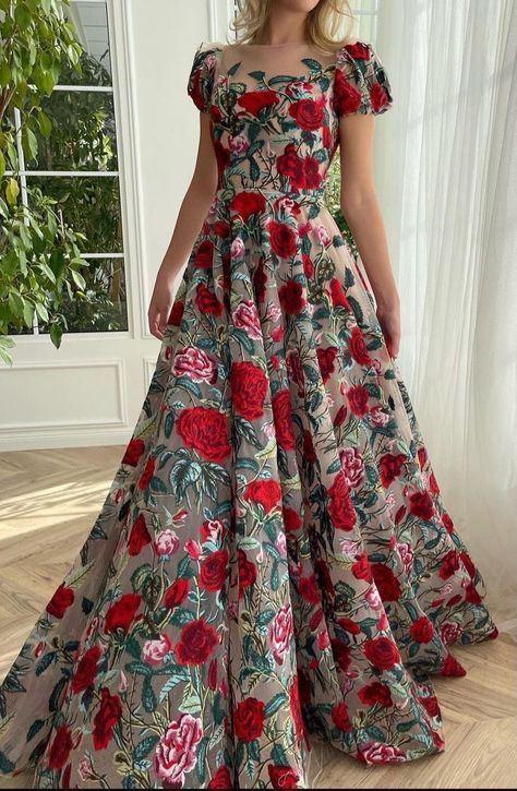 Casual Maxi Dress Outfit, Maxi Dress Outfit Summer, Gala Outfits, Trendy Maxi Dresses, Met Gala Outfits, Rose Parade, Maxi Dress Outfit, Frock Dress, Long Dress Design