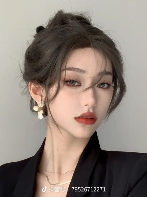 Chinese Douyin Makeup Look Fall/Winter Makeup Look Black Hair Makeup Asian, Sultry Vampire Makeup, Dark Chinese Makeup, Cold Tone Makeup Korean, Fall Douyin Makeup, Douyin Cold Makeup, Mysterious Makeup Look, Dark Feminine Douyin Makeup, Douyin Vampire Makeup