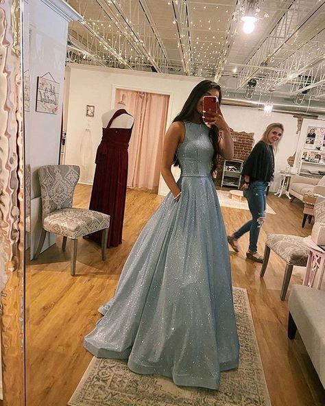 Gefällt 3,019 Mal, 8 Kommentare - ellie wilde (@officialelliewilde) auf Instagram: „a #cinderella selfie 😉🌹⠀ .⠀ .⠀ .⠀ .⠀ .⠀ .⠀ .⠀ Reposted from: @whimsysgirltribe“ High School Winter Formal Dresses, Quincenara Dress, Mormon Prom Dresses, Homemade Prom Dress, Hc Dresses, Christian Outfits, Metallic Prom Dresses, Modest Prom Dresses, Sparkle Prom Dress