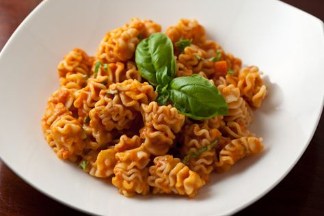 Radiatori with Tomato-Cream Sauce and Fresh Basil--This was rich and delicious, plus the pasta is so darn cute! The sauce recipe makes a lot of extra sauce, so you could easily cut it in half. Save some sauce to pour on top if you have leftovers, because the sauce dries out a little in the fridge when it's pre-tossed with the pasta. Cream Sauce Pasta, Pasta Party, Cream Pasta, Homemade Ravioli, Creamy Tomato Sauce, Pasta Pasta, Pasta Shapes, Homemade Pasta, Delicious Vegetarian