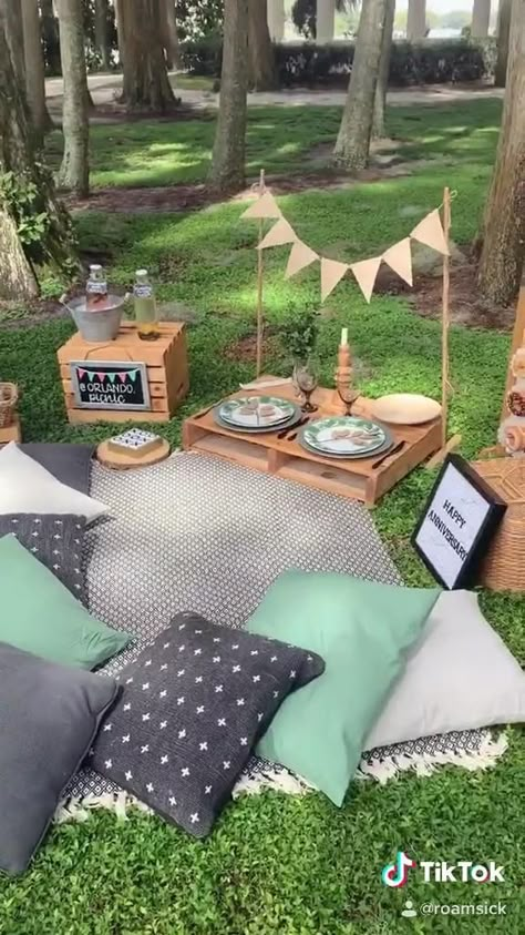 Picnic Date Set Up Ideas, Romantic Picnic Set Up For 2, Picnic Set Up For Two, Diy Picnic Set Up, Outside Picnic Ideas, Garden Picnic Ideas, Brunch Picnic Ideas, Small Picnic Ideas, Picnic Must Haves