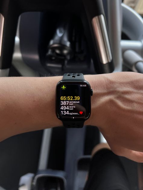 Running Aesthetic Apple Watch, Gym Motivation Videos, Apple Watch Fitness, Music Production Equipment, Gym Aesthetics, Gym Wallpaper, People Running, Apple Watch Wallpaper, Aesthetic Boy