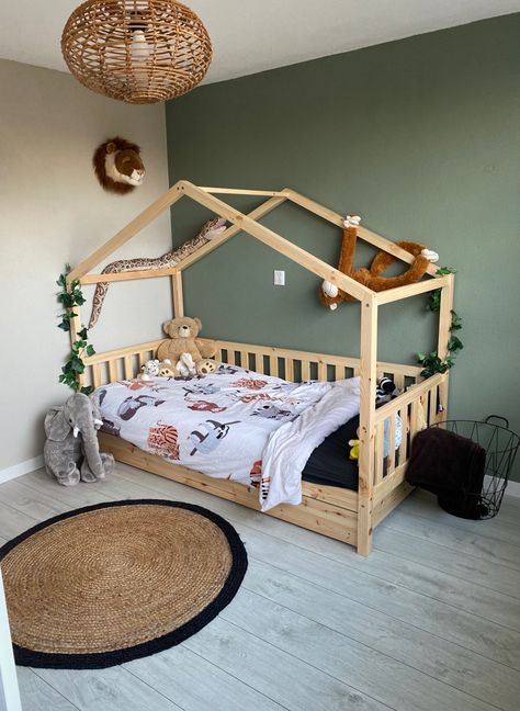 Kinderkamer jungle Jungle Bedroom Kids, Kids Homework Room, Toddler Boy Room, Boys Bedroom Ideas, Ideas Habitaciones, Children's Bedroom Ideas, Toddler Boy Room Decor, Boy Room Decor, Baby Boy Room Decor