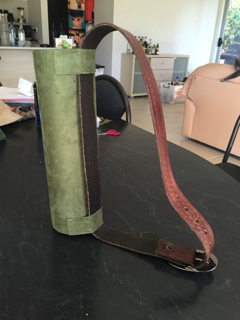 DIY Cosplay Green Arrow quiver made with fabric, wooden disk, old belt, card, fabric glue and scissors! @jesscastorm on Instagram Green Arrow Costume, Archer Costume, Arrow Costume, Arrow Cosplay, Arrows Diy, Robin Hood Costume, Arrow Quiver, Diy Cosplay, Diy Kostüm