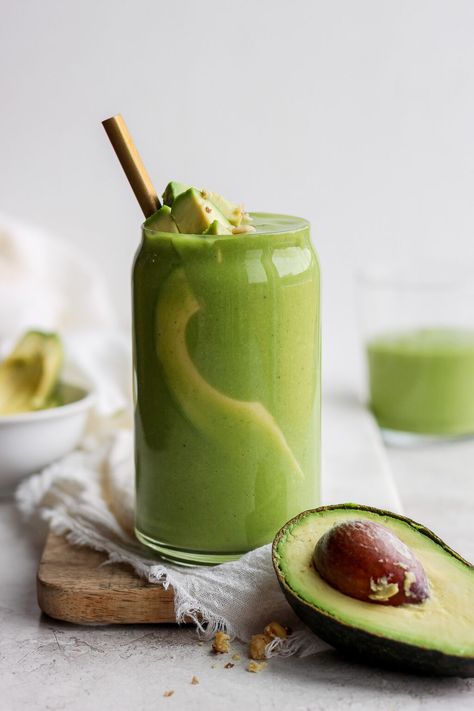 Eat your greens with this delicious 4-Ingredient Avocado Smoothie! All you need is spinach, banana, almond milk, and of course -- avocado! Avocado Drink, Healthy Protein Shake Recipes, Avocado Smoothie Recipe, Avocado Juice, Smoothies Vegan, Healthy Protein Shakes, Banana Splits, Banana Drinks, Smoothie Drink Recipes