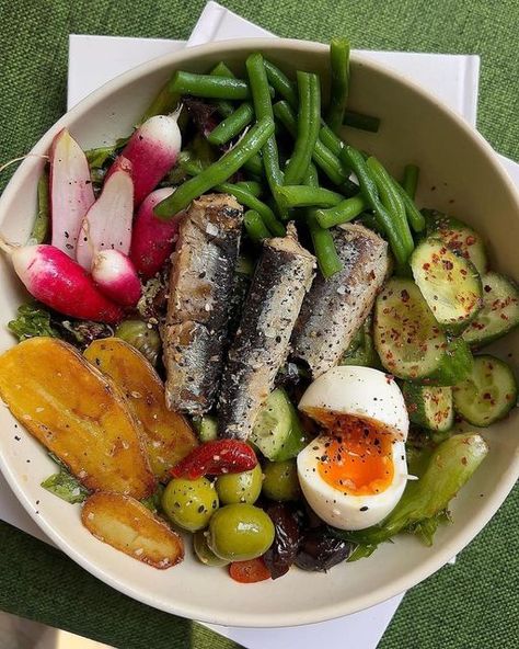 Salad With Sardines, Potato Bowl, Health Lunches, Tinned Fish, Vegetarian Meal Plan, Eat Pretty, Food Babe, Salmon Salad, Healthy Lifestyle Food