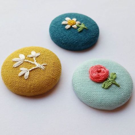 Button Making, Miniature Embroidery, Fabric Brooch, Trendy Sewing, Embroidery Works, Creative Embroidery, 자수 디자인, Embroidery Jewelry, Hand Embroidery Stitches