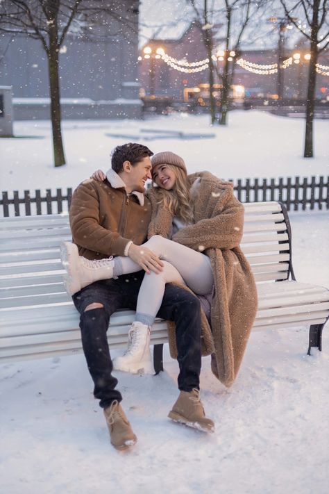 Couple Snow Outfit, Couples Winter Pictures, Christmas Engagement Photos Ideas, Winter Prewedding Photoshoot, Couple Photos In Snow, Winter Couples Outfits, Couple Photoshoot Outfits Winter, December Couple Photoshoot, Couple Christmas Photoshoot Outside