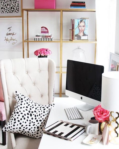 Glam Office Decor, Girly Office Decor, Feminine Home Offices, Desk Decorations, Cozy Home Office, Cubicle Decor, Trendy Bedroom, Home Office Organization, Trendy Home