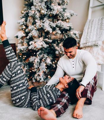 Christmas Pajama Pictures, Christmas Couple Photos, Christmas Couple Pictures, Christmas Poses, Christmas Family Photoshoot, Christmas Tree Pictures, Christmas Card Pictures, Couples Christmas, Christmas Pj